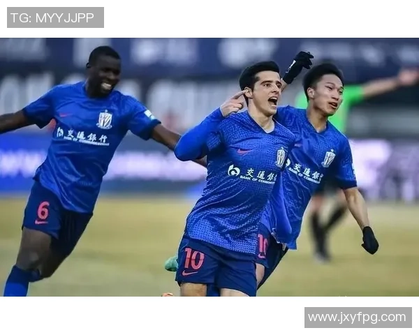 中超足球明星颠球热身挑战展现技术风采球场魅力全开 中超足球明星颠球热身挑战展现技术风采球场魅力全开