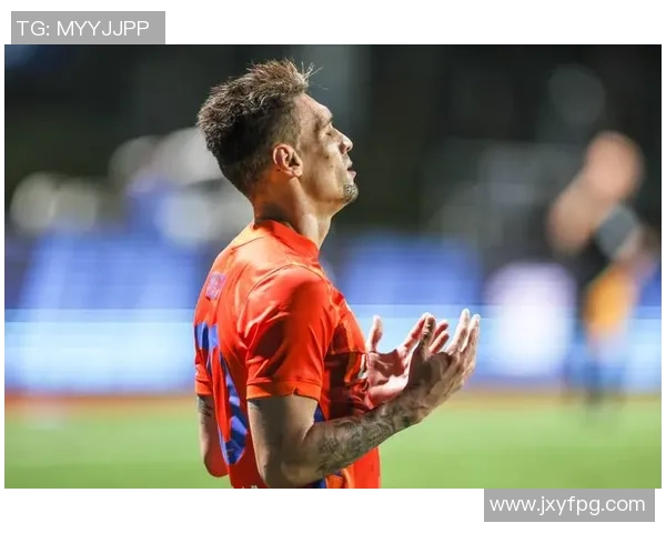 足球场上的风采瞬间：帅气射门球星高清图集展示