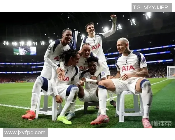 足球球星双手撑腰展现霸气气场 赛场上的自信与力量尽显无遗